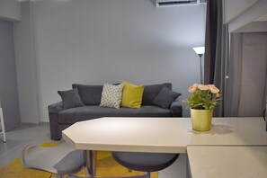 Zimmer | Wohnzimmer | 32-Zoll-Flachbildfernseher mit Kabelempfang, Fernseher