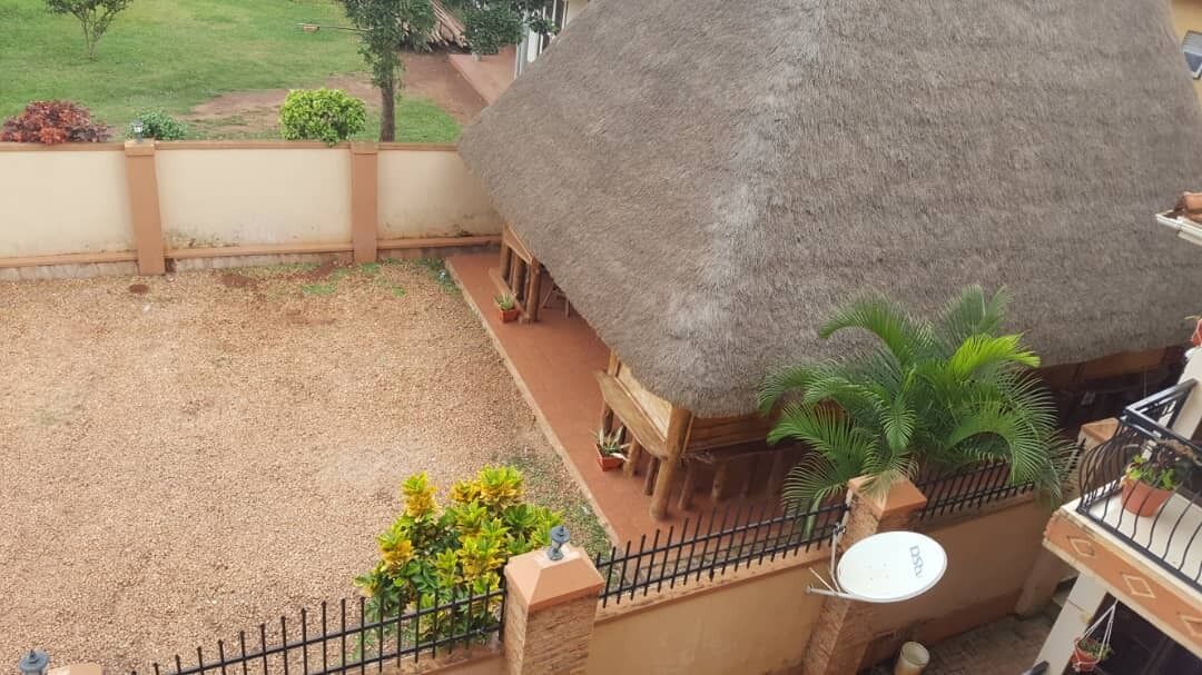 حيث تُقدم وجبات الإفطار، الغداء، العشاء، خيارت الطبخ المحلي والعالمي