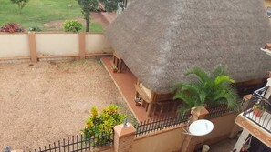 Se sirven desayunos, almuerzos y cenas; cocina local e internacional