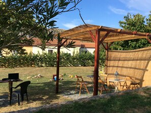 Outdoor dining - "Pibe Apartment" near the beaches of Maratea with a 3500 sq m garden. (Maratea)