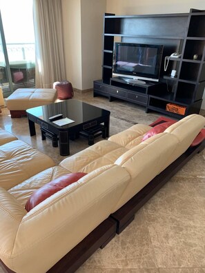Departamento, vista al mar (Three-Bedroom Apartment) | Área de sala de estar | Televisión de pantalla plana 