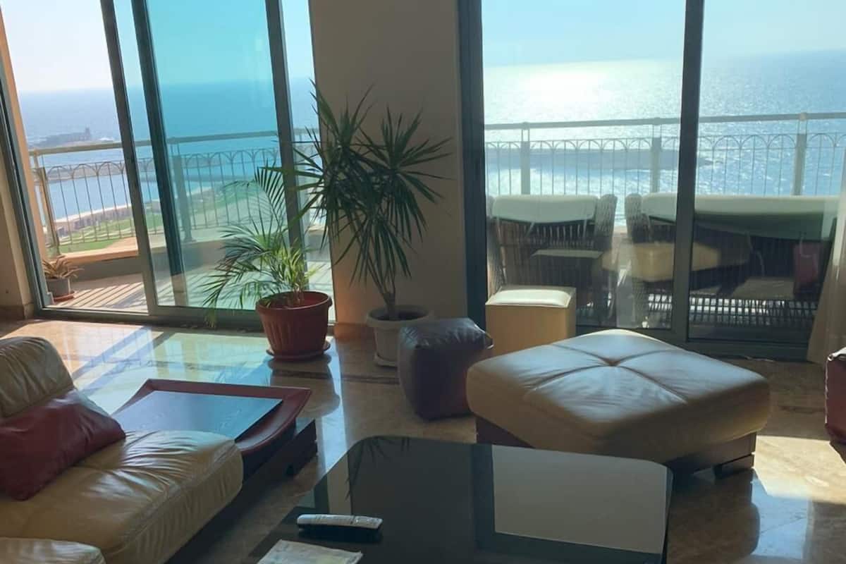 Apartment, Meerblick (Three-Bedroom Apartment) | Wohnbereich | Flachbildfernseher