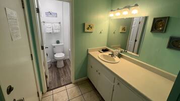 Secador de pelo, toallas