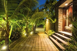 Property grounds - Spacious 6 bedroom villa with private pool near uluwatu and Jimbaran Beach.  (Jimbaran)