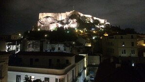 Un edifici històric amb una estructura destacada a la part alta, envoltat d'edificis residencials.