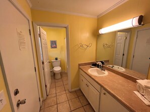 Secador de pelo, toallas