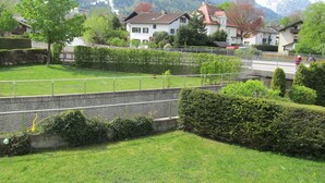 Una zona residencial con casas, un muro de piedra y un puente.