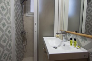 Combined shower/tub, hair dryer, towels, soap