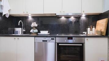 雪櫃、微波爐、焗爐、爐具