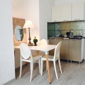 In-room dining - Charming Apartment in Old Tbilisi (Tbilisi)