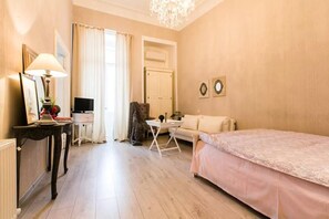 Hypo-allergenic bedding, individually decorated, individually furnished - Charming Apartment in Old Tbilisi (Tbilisi)