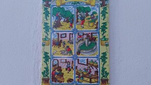 Un mural colorido que representa diversas escenas de la vida cotidiana, como la agricultura, la cocina y actividades tradicionales.