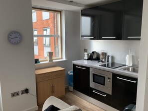 Apartamento, 1 habitación | Cocina privada | Frigorífico, microondas, placa de cocina y cafetera o tetera