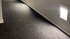 A hallway with carpeted floors and recessed lighting. - StayHere 3 (Leeds)