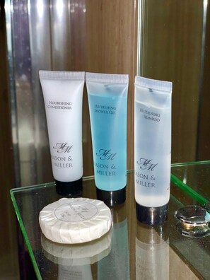 Regadera, secadora de cabello, toallas, jabón 