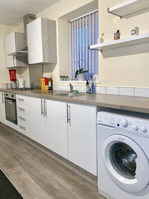 Departamento, 1 habitación | Cocina privada | Refrigerador, horno, parrilla de estufa y tetera eléctrica 