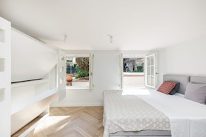 4 bedrooms, iron/ironing board, free WiFi, bed sheets - Charming mid-century villa (Antibes)