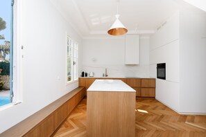 Fridge, oven, stovetop, dishwasher