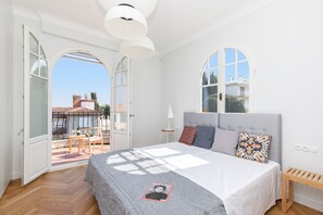 4 bedrooms, iron/ironing board, free WiFi, bed sheets