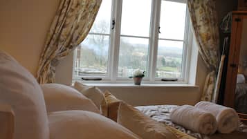 2 makuuhuonetta, työpöytä, silitysrauta/-lauta, vauvan matkasänky