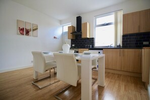 Maison, 4 chambres | Repas dans la chambre