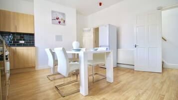 House, 4 Bedrooms | In-room dining