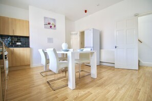 House, 4 Bedrooms | In-room dining - StayHere 5 (Leeds)