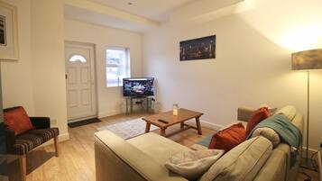 House, 4 Bedrooms | Living room