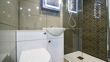 Apartment, 1 Bedroom | Bathroom | Shower, rainfall showerhead, hair dryer, towels