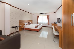 Minibar, in-room safe, desk, laptop workspace - Regenta Central Residency (Pattaya)