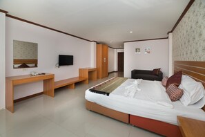 Minibar, brankas, meja kerja, dan ruang kerja ramah laptop