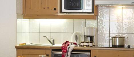 Réfrigérateur, four à micro-ondes, lave-vaisselle, cafetiÚre-théiÚre