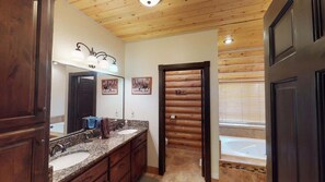 Combined shower/tub, hair dryer, towels - Waters Edge* 7Br, 5.5Ba, Boat Dock, Wifi, Sat Tv (Island Park)