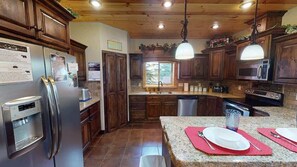 Kylskåp, mikrovågsugn, ugn och spishäll