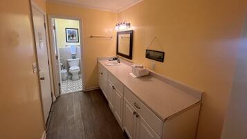 Sèche-cheveux, serviettes fournies