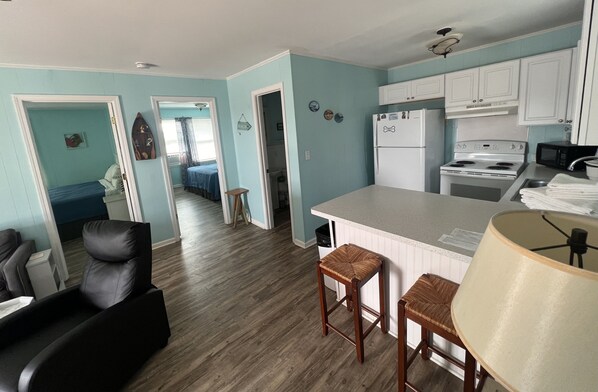 2 bedrooms, free WiFi, bed sheets - Room #SAPT Efficiency King w/Kitchen Dog Y (Topsail Beach)