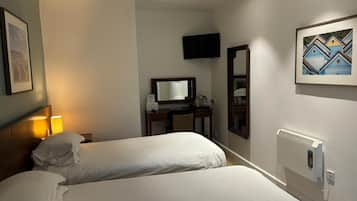 Quarto duplo | Roupas de cama premium, edredons de pluma, cortinas blackout