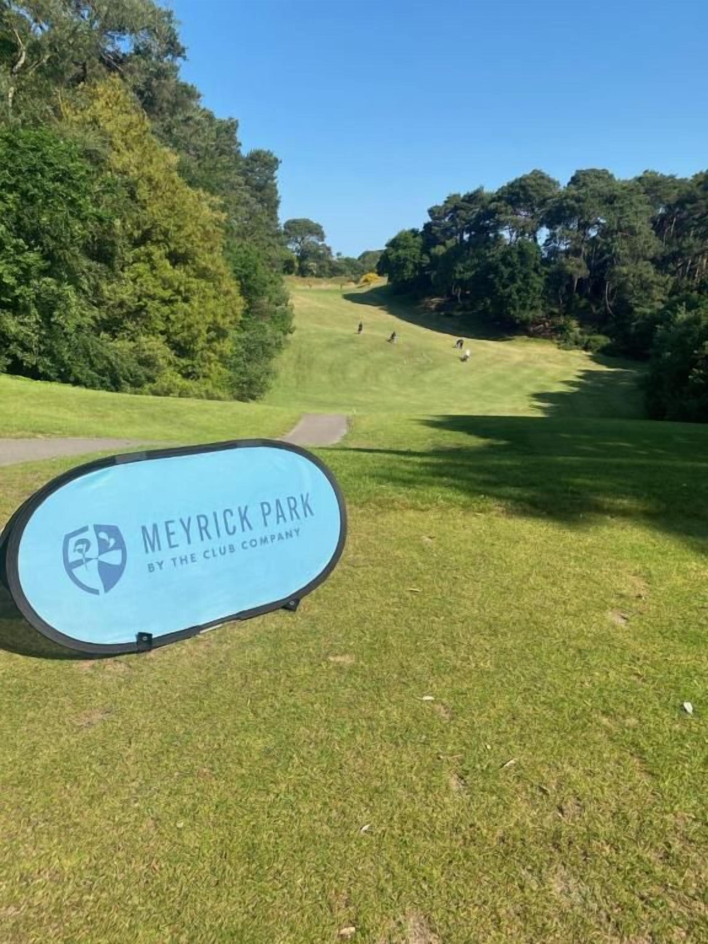 Een golfbaan met een bordje voor Meyrick Park, van The Club Company.