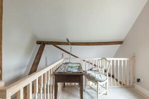 Interior - Spacious, light apartment sleeps up to four (Cookham)