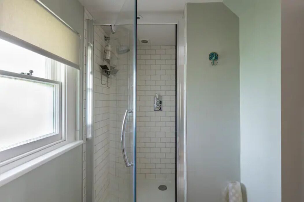 Een douche, milieuvriendelijke toiletartikelen, een haardroger