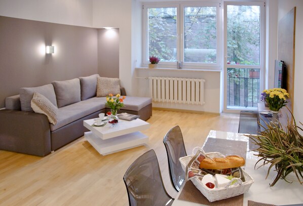 Apartment, 1 Schlafzimmer | Wohnbereich | 40-Zoll-LCD-Fernseher mit Satellitenempfang, Fernseher