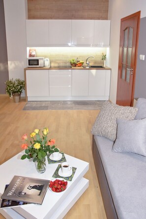 Appartement, 1 chambre | Aire de séjour | Téléviseur ACL de 40 po avec télévision par satellite, téléviseur