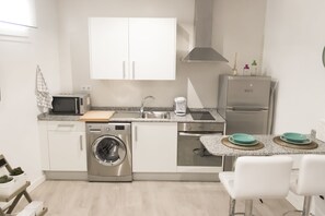 Een koelkast, een magnetron, een koffiezetapparaat/waterkoker