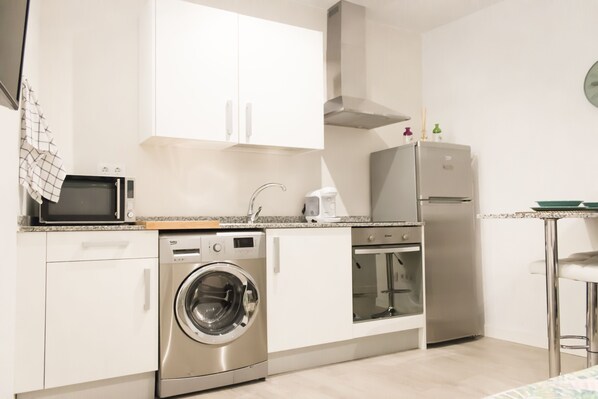 Frigorífico, microondas, cafetera o tetera y tostadora