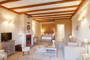 Premium Deluxe Suite with Fireplace | Ropa de cama de alta calidad y minibar 