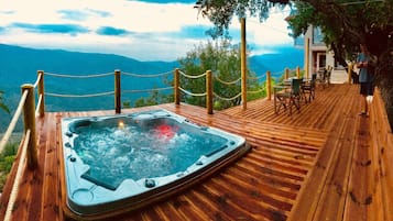 Outdoor spa tub