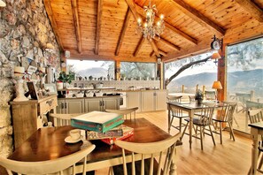 Outdoor dining - Almond House Suites Arachova - Adults Only (Distomo-Arachova-Antikyra)