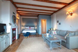 Premium Deluxe Suite with Fireplace | Ylelliset vuodevaatteet, minibaari, tallelokero huoneessa