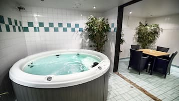 Indoor spa tub