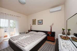 4 bedrooms, iron/ironing board, free WiFi, bed sheets